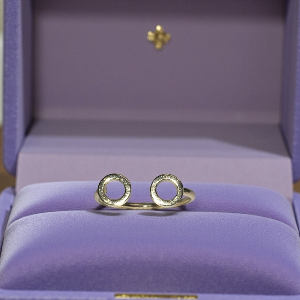 Elegant Gold Circle Ring Accents